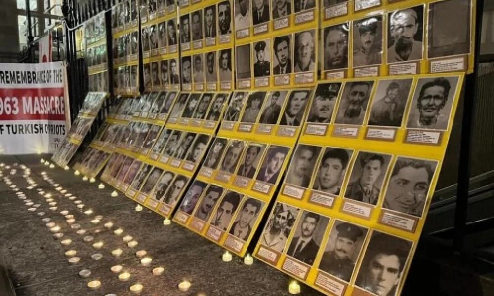 Ομάδα Τουρκοκυπρίων κρέμασαν σημαία του ψευδοκράτους σε Ύπατη Αρμοστεία Κ.Δ στο Λονδίνο